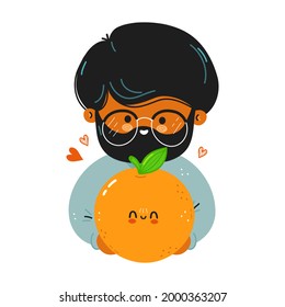 Joven lindo y gracioso hombre sostiene la fruta naranja en la mano. Un hombre joven abraza una linda fruta naranja. Aislado sobre fondo blanco