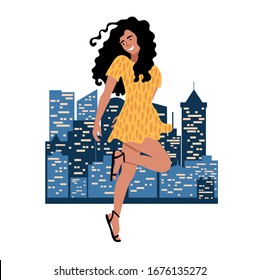 Joven bailarina con el pelo ondulado vestido de amarillo en el fondo de la ciudad nocturna. Muchacha feliz dibujando en estilo plano.Día Internacional de la Mujer. Ilustración vectorial aislada en blanco.