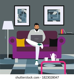 Der junge, dunkelhäutige Mann mit orientalischem Erscheinungsbild ist bequem zu Hause auf dem Sofa für die Arbeit mit einem Laptop auf dem Hintergrund eines modernen Interieurs aufgestellt. Flachzeichnung im Cartoon-Stil. Vektor-EPS