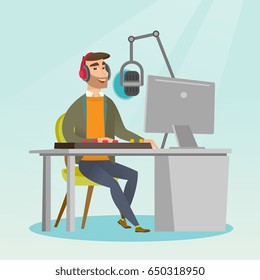Joven DJ trabajando frente al micrófono, computadora y consola de mezcla en la radio. Presentador de noticias caucásico con auriculares trabajando en la estación de radio. Ilustración de diseño plana vectorial. Diseño cuadrado.