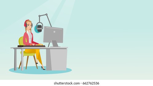 Joven DJ trabajando frente al micrófono, computadora y consola de mezcla en la radio. Presentador de noticias caucásico con auriculares trabajando en la estación de radio. Ilustración de diseño plana vectorial. Diseño horizontal.