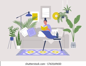 Joven personaje femenino sentado en un sofá y leyendo un libro, acogedor interior de estilo boho con plantas y decoración étnica, quédate en casa