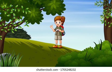 Junge Mädchen, die den Wald erforscht