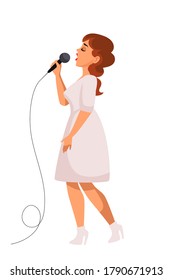 Niña canta sosteniendo el micrófono en la vista lateral aislada en el fondo blanco. Cantante femenina actúa con vestido blanco. Vocalista en grupos musicales, karaoke o show de talento. Ilustración de carácter de vector