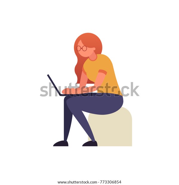椅子に座った若い女の子がノートパソコンを持っている インターネットを通じて自宅で作業する フリーランスのコンセプトイラスト シンプルなトレンディーな平らなスタイルの漫画の女性キャラクター カラフルなビジネスマンのベクター画像 のベクター画像素材
