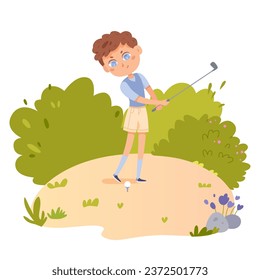 Junge Golfer, die Golf spielen, Vektorgrafik. Cartoon einzeln Sommerszene mit kleinen Jungen Profi-Spieler in Schaukel-Pose, Kind in Cap hält Golf Club zu treffen Ball, Training auf Gras.