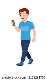 joven hombre de buen aspecto caminando y usando el teléfono