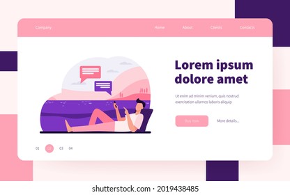 Joven tendido en la pradera y charlando por teléfono. Smartphone, medios sociales, ilustración de vector plano de parque. Concepto de comunicación y tecnología digital para banner, diseño de sitios web o página web de aterrizaje