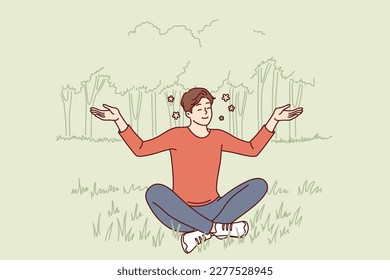 El joven se sienta en posición de loto en el césped haciendo yoga y meditando para recuperar fuerza o mejorar el ánimo. El hombre practica yoga disfrutando de la armonía y siguiendo las recomendaciones de las enseñanzas budistas espirituales