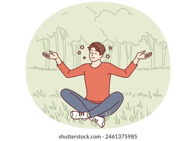 Joven se sienta en posición de loto en el césped haciendo yoga y meditando para restaurar la fuerza o mejorar el sentimiento. El hombre practica yoga disfrutando de la armonía y siguiendo las recomendaciones de las enseñanzas espirituales budistas