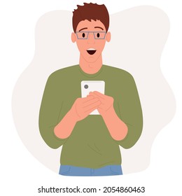 Un chico joven, con una expresión sorprendida en su cara, sostiene un smartphone en sus manos. Dibujo plano, vector de dibujos animados Ilustración.