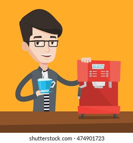 Joven hombre feliz haciendo café con una cafetera. Hombre sosteniendo una taza de café caliente en la mano. Hombre sonriente parado al lado de una cafetera. Ilustración de diseño plana vectorial. Diseño cuadrado.