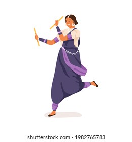 Joven india bailando folk tradicional con palos. Bailarina de Garba bailando con ropa étnica. Dibujo de vector plano y colorido de una dama hindú feliz aislada en fondo blanco