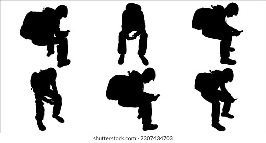 Ein junger Mann mit Rucksack und Handy in der Hand. Der Teenager sitzt. Silhouette eines Schülers mit Rucksack und Handy. Satz schwarzer Silhouetten auf weißem Hintergrund