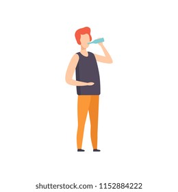 Joven con ropa informal bebiendo agua embotellada o vectores de refresco Ilustración con fondo blanco