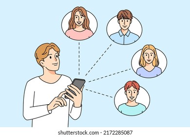 Junge Leute kommunizieren online mit Leuten am Handy. Lächelnde Typ Text oder Chat auf Smartphone mit Freunden. Webkommunikationskonzept. Vektorgrafik. 