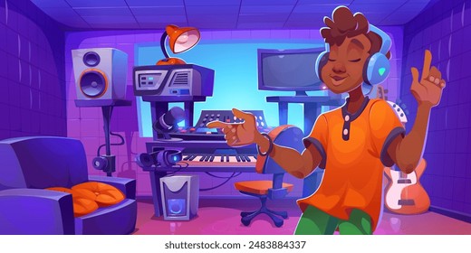 Joven dj o productor musical escuchando auriculares y bailando en el interior del estudio de grabación de sonido con mezclador en el escritorio, micrófono y sintetizador, altavoces e instrumentos. Vector de dibujos animados.