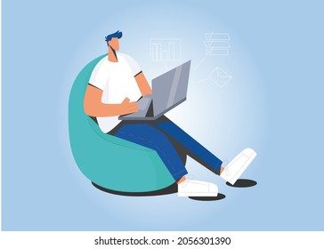 Un joven independiente sentado en el sofá de la silla trabaja en línea con un gadget portátil. Los hombres de negocios o los trabajadores milenarios utilizan la conexión a Internet por computadora. Freelance, concepto de tecnología. Ilustración vectorial. 