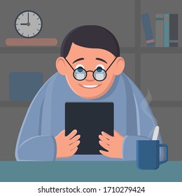 Un joven con anteojos se sienta a una mesa y mira el comprimido. Internet es muy importante para la vida. Cerca de la mesa hay una taza de café. Buen pasatiempo. Ilustración vectorial.