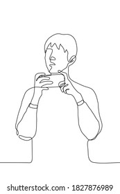 Young Man Holds His Smartphone Horizontally He Is Distracted And Looks To The Side. One Line Drawing Concept Of Interruption Of Online Surfing, Watching Video / Broadcasting, Shooting Video