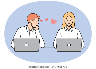 Un joven enamorado mira a una colega que trabaja juntas en laptops en la oficina. Los empleados hombres admiran a las trabajadoras en el lugar de trabajo. El romance laboral. Ilustración vectorial.