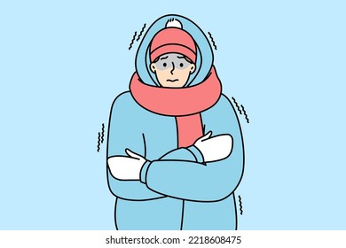 Joven en ropa exterior sintiéndose frío y helándose al aire libre. El infeliz hombre congelado en la chaqueta sufre durante los días fríos en invierno. Ilustración vectorial. 