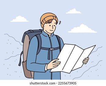 Un joven en ropa de calle haciendo senderismo en las montañas revisa el mapa de papel para ver las direcciones. Un viajero sonriente o un mochilero haciendo senderismo en las tierras altas invernales. Ilustración vectorial. 