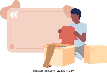 Hombre joven empacando ropa en cajas de cartón cita una caja de texto con carácter plano. Organizando pertenencias. Burbuja de voz con ilustración editable de dibujos animados. Cotización creativa aislada en fondo blanco
