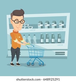 Joven empujando un carrito vacío de supermercados. Hombre comprando en un supermercado con un carro. Hombre caucásico caminando con un tranvía por el pasillo en un supermercado. Ilustración de diseño plana vectorial. Diseño cuadrado.