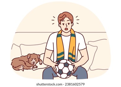 Hombre joven sentado en el sofá viendo un partido de fútbol en casa. Hincha deportiva masculina con bolas en las manos disfruta de partidos en el interior. Ilustración vectorial.