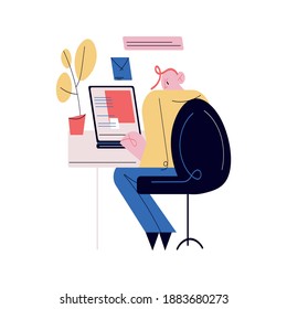 Joven sentado en el escritorio y trabajando como programador