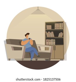 Joven sentado en el sofá en el interior de casa y trabajando con un ordenador portátil. Ilustración moderna plana de jóvenes estudiantes charlando en redes sociales y enviando mensajes de texto a sus amigos