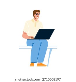 Hombre joven que sonríe y que escribe en un ordenador portátil, que representa el trabajo remoto, la educación en línea, el freelance, y la comunicación digital, aislado en un fondo blanco