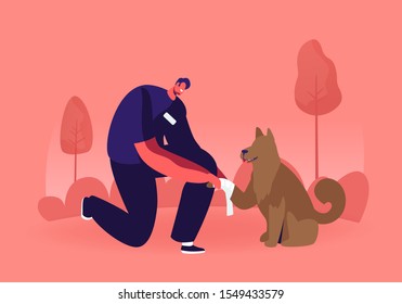 Joven parado en una manada de rodilla, Perro sin hogar Paw. Voluntarios cuidan y brindan ayuda veterinaria a perros que viven en la calle. Responsabilidad y ayuda a los animales. Ilustración de vectores planos de caricaturas