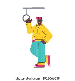 Joven parado en el tren subterráneo escuchando música - adolescente de caricaturas modernas usando auriculares y sonrientes. Ilustración vectorial plana aislada en fondo blanco.