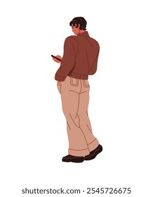 Jovem de pé com o telefone celular na mão para trás. Pessoa usando smartphone para ler notícias, rolar redes sociais, se comunicar online. Garoto segura telefone. Ilustração de vetor isolado plano em branco