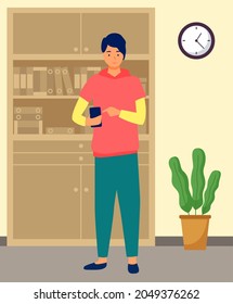 Joven navegando por Internet y comunicándose por mensaje de tecleo telefónico. La persona pasa tiempo con un smartphone en casa en la sala de estar. Concepto de uso de aplicaciones de Internet y gadgets modernos