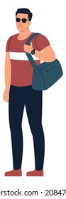 Hombre joven caminando con bolsa y gafas de sol. Hombre alegre