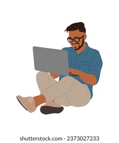 Joven trabajando en un portátil sentado en el suelo.