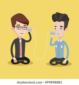 Junge Männer, die mit Zinn etwas Komisches diskutieren, können telefonieren. Guy bekommt gute Nachricht von Freund auf Zinn kann anrufen. Freunde, die über ein Zinntelefon sprechen. Vektorflache Design-Illustration. Quadrat-Layout