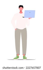 Ein junger, attraktiver junger Mann in lockeren Kleidung, die in den Händen Laptop arbeiten und online spielen. Einzeln auf weißem Hintergrund. 