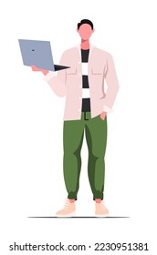 Joven chico moderno con ropa informal con un portátil en sus manos.  Concepto independiente o de estudio. Ilustración de dibujos animados vectoriales planos aislados en fondo blanco.