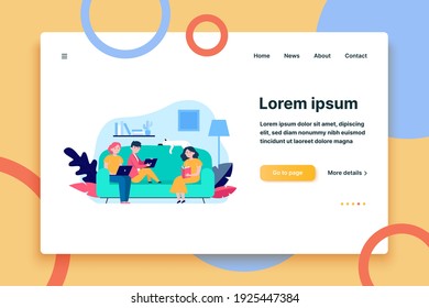 Jóvenes sentados en un sofá con portátil o libro. Dibujo vectorial plano de gato, habitación, sofá. Concepto de pasatiempos y esparcimiento para banner, diseño de sitios web o página web de aterrizaje