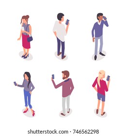 Jovens com smartphones. Ilustrações isométricas planas isoladas sobre fundo branco.