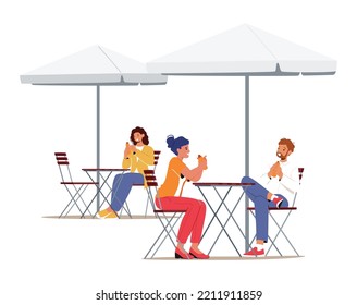 Jóvenes Visitando Cafetería De Verano Al Aire Libre. La Gente Se Encuentra, Comer El Concepto De Comida Callejera. Personajes masculinos y femeninos sentados en mesas, hablando, comiendo perros calientes bajo paraguas. Ilustración del vector de dibujos animados