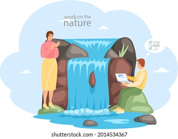 Jóvenes trabajando a distancia en la naturaleza. Caracteres que se comunican a través de la red en el portátil. Trabajo independiente desde cualquier parte del mundo. Las mujeres y los hombres planifican negocios y resuelven problemas de trabajo cerca de las cascadas