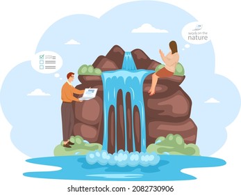 Jóvenes trabajando a distancia en la naturaleza. Caracteres que se comunican a través de la red en el portátil. Trabajo independiente desde cualquier parte del mundo. Las mujeres y los hombres planifican negocios y resuelven problemas de trabajo cerca de las cascadas