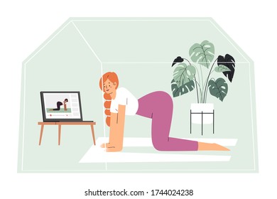 Una joven linda mujer hace ejercicios, practica yoga o fitness en una clase de video en línea en un smartphone, laptop o tablet en casa durante la cuarentena. Ilustración del concepto de entrenamiento de fitness en línea 