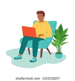 Junge lächelnde schwarze Mann sitzt mit einem Laptop. Fernarbeit vom Heimkonzept, Freiberufler, Fernunterricht, Kurse, Lehre, Online-Shopping. Einzige Vektorgrafik.
