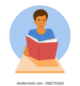 Junge lächelnde Junge sitzt an einem Schreibtisch und hält ein Buch. Schuljunge lernt. Clever glücklicher Schüler auf Unterrichtskonzept, Vektorgrafik
